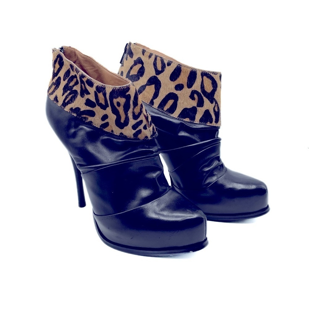 Black leather leopard cuff ankle booties EU size 39 Brand 5l48 from Saks 5th Ave